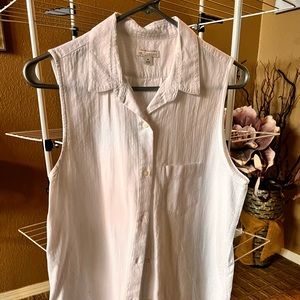 Gap womens button down white collared shirt. 100% cotton.